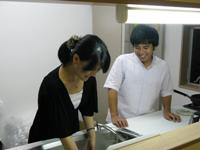 これから二人仲良くお料理!お気に入りの対面式キッチンです。