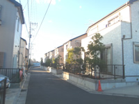 周辺は一戸建てが建ち並ぶ閑静な住宅地です。前面道路は交通量が少ないのでお子様が遊んでいても安心です。