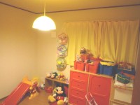 おもちゃいっぱいの子供部屋。撮影時にも子供たちは自慢げに遊び方を教えてくれました。