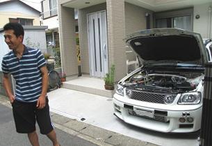 大好きな車はエンジンを丸ごとサーキット仕様に乗せ換えました。監視カメラも設置し、留守中も安心です。