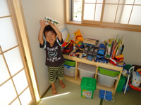 おもちゃがいっぱい。和室がお子様専用スペースです。
